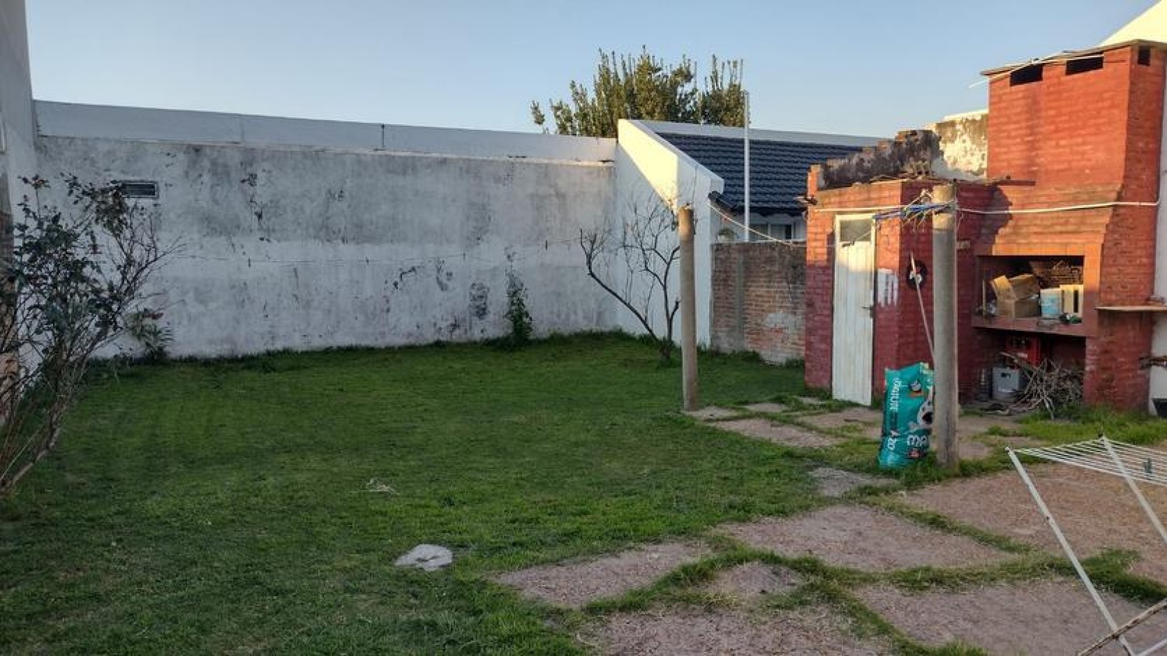 EN VENTA- CASA 2 HABITACIONES CON PATIO ZONA PCIAS UNIDAS Y GARRIGO
