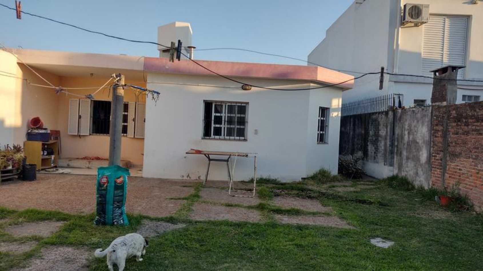 EN VENTA- CASA 2 HABITACIONES CON PATIO ZONA PCIAS UNIDAS Y GARRIGO