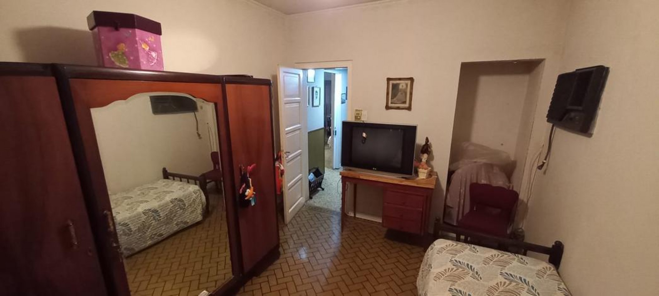 EN VENTA- CASA 3 HABITACIONES SOBRE AV EJERCITO A METROS DE MONTE CASEROS