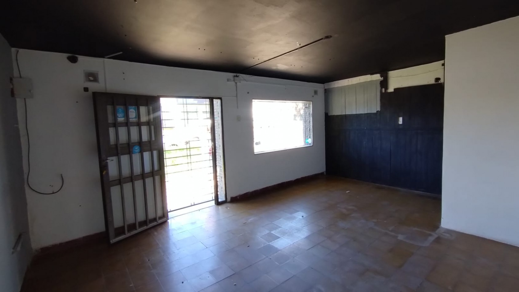 ALQUILAMOS LOCAL COMERCIALSOBRE AV DE LAS AMERICAS A METROS DE BANCO BERSA