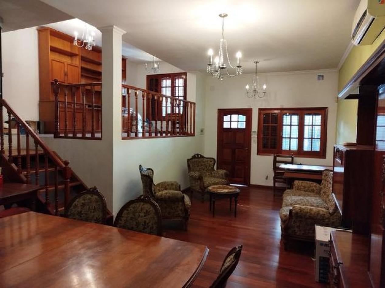 EN VENTA- CASA APTA CREDITO SOBRE CALLE URQUIZA