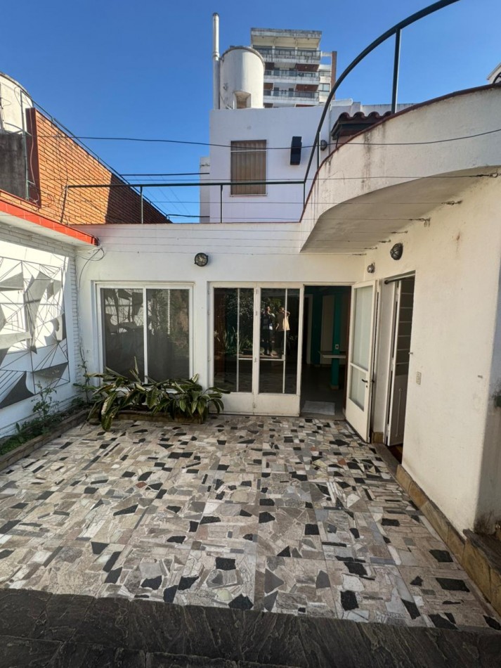 EN VENTA- HERMOSA CASA SOBRE CALLE PERU 