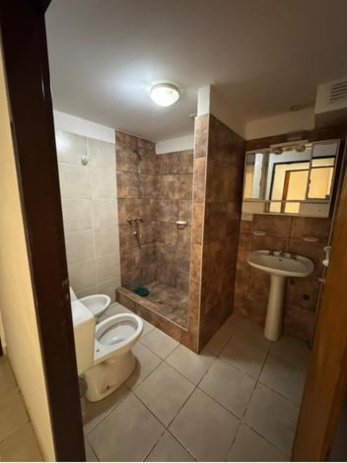 EN VENTA- DTO DE 2 HABITACIONES CON QUINCHO SOBRE CALLE BAVIO A METROS DE SHOPPING LA PAZ