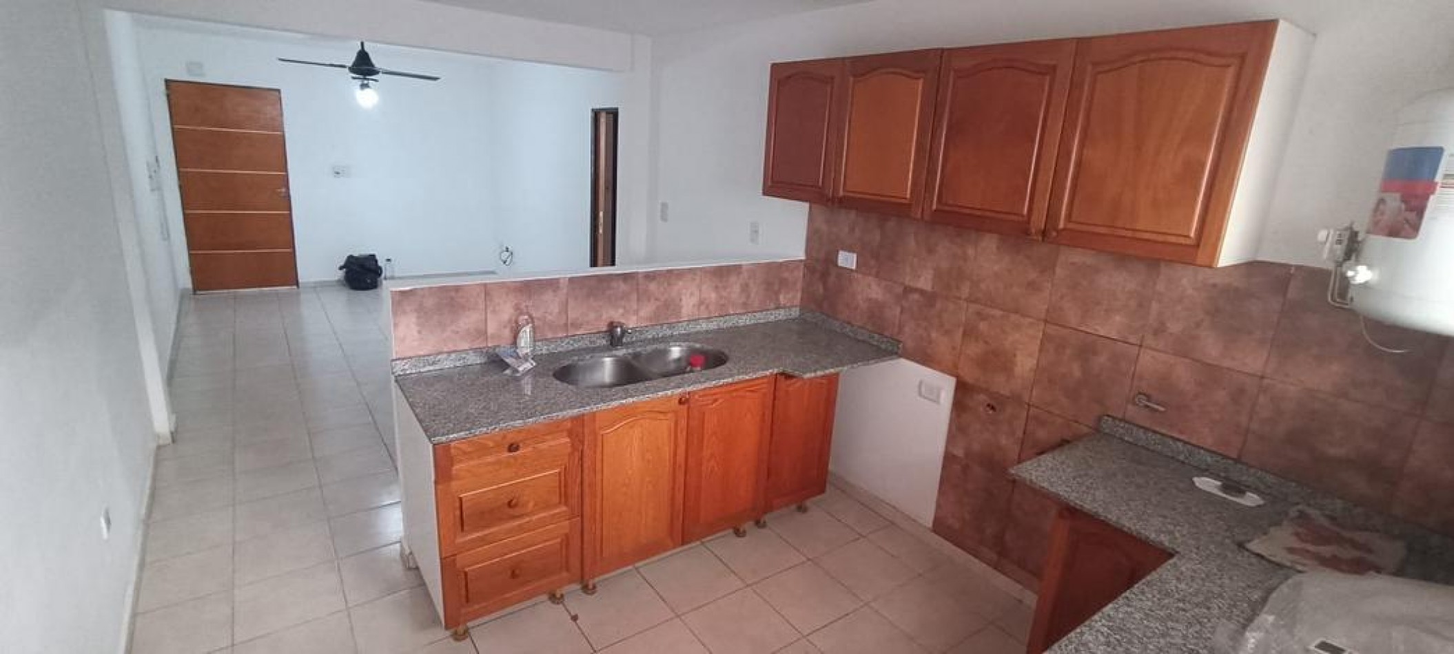 EN VENTA- DTO DE 2 HABITACIONES CON QUINCHO SOBRE CALLE BAVIO A METROS DE SHOPPING LA PAZ