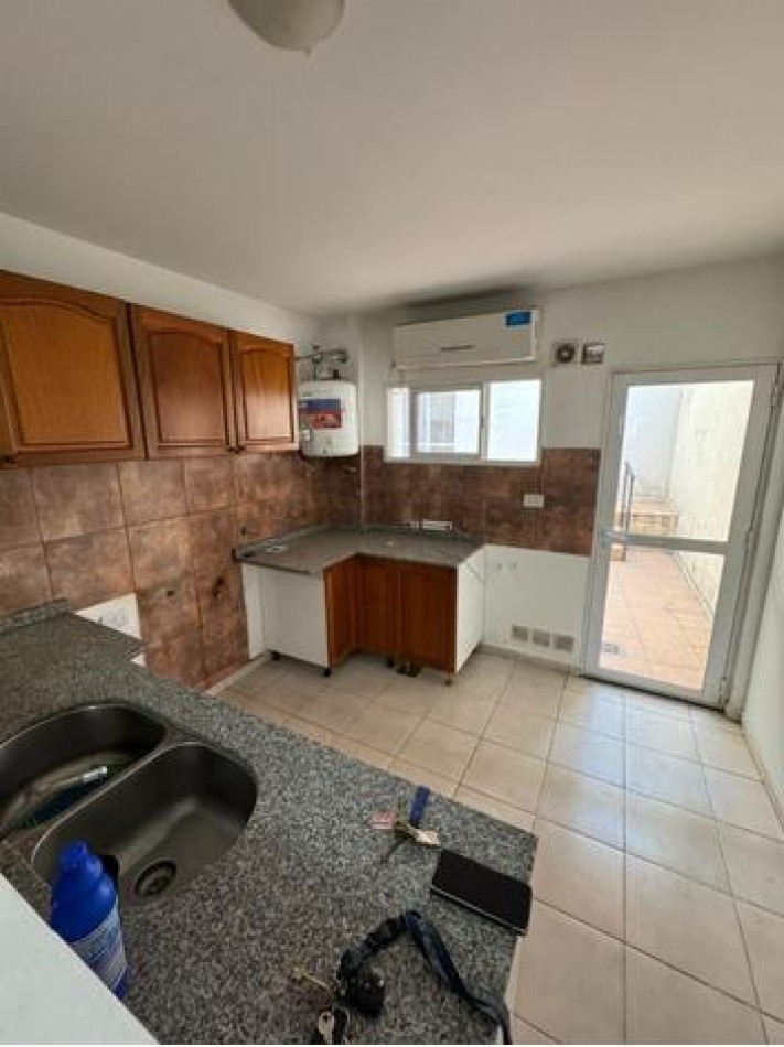 EN VENTA- DTO DE 2 HABITACIONES CON QUINCHO SOBRE CALLE BAVIO A METROS DE SHOPPING LA PAZ