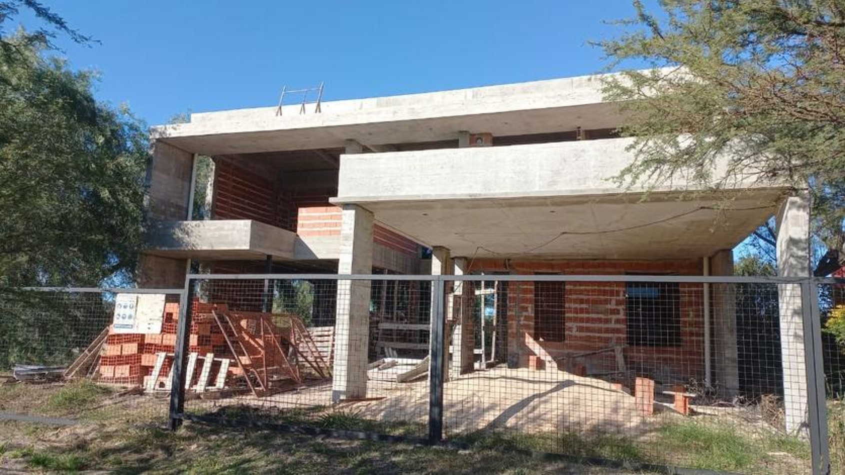 EN VENTA- IMPORTANTE CASA A TERMINAR EN PUERTO BARRANCAS
