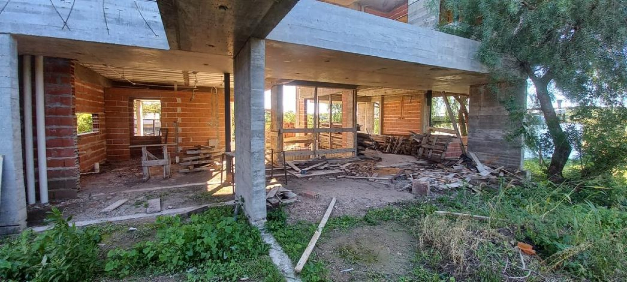 EN VENTA- IMPORTANTE CASA A TERMINAR EN PUERTO BARRANCAS