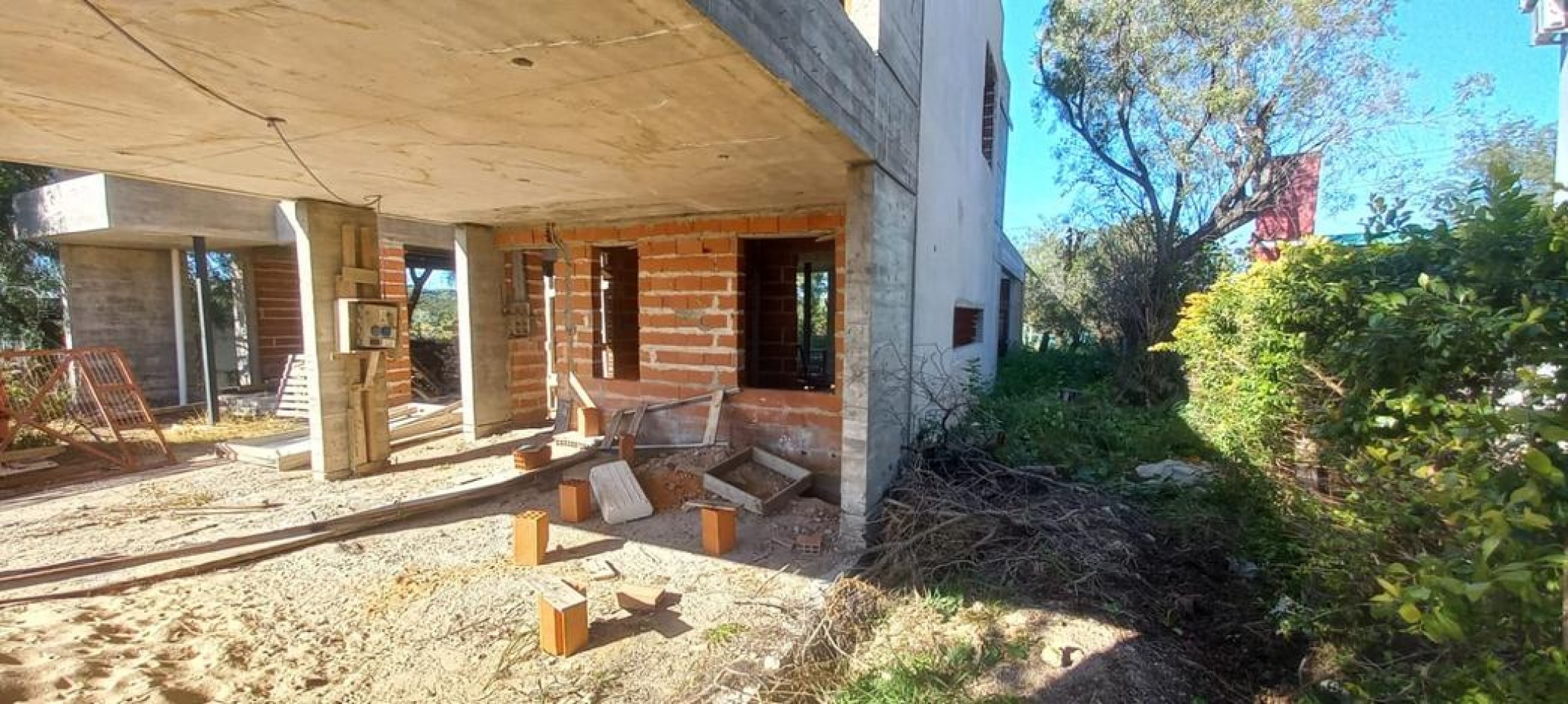 EN VENTA- IMPORTANTE CASA A TERMINAR EN PUERTO BARRANCAS