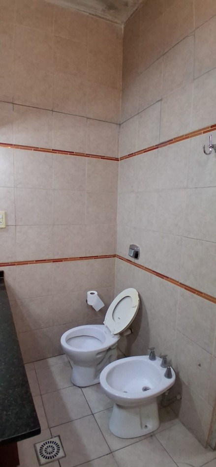 EN VENTA- CASA CENTRICA SOBRE CALLE CARBO