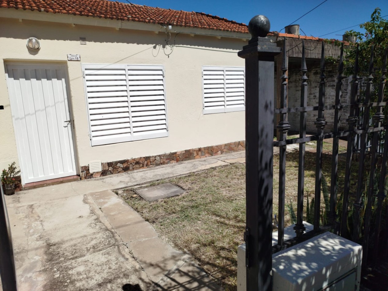 EN VENTA- CASA 2 HABITACIONES ZONA SANTA LUCIA 