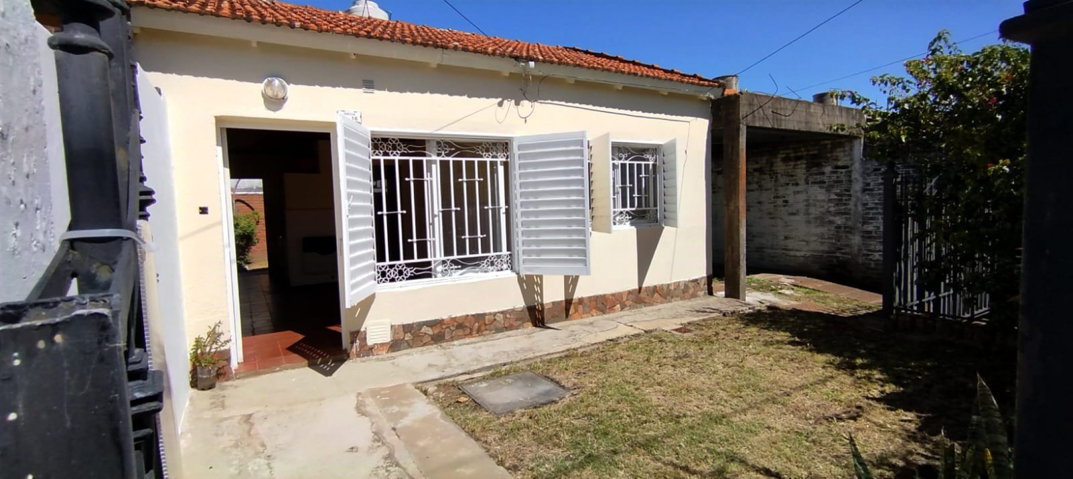 EN VENTA- CASA 2 HABITACIONES ZONA SANTA LUCIA 