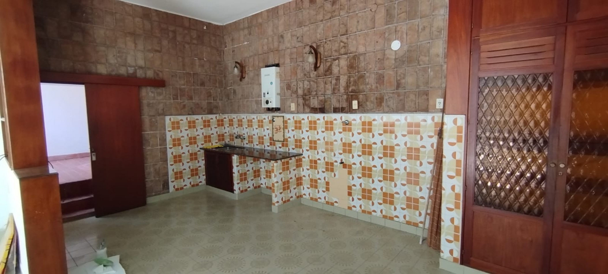 EN ALQUILER- GRAN PROPIEDAD PARA USO COMERCIAL