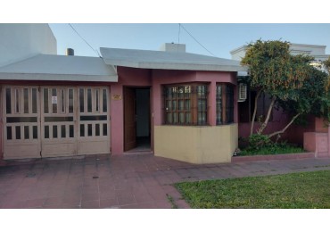 EN VENTA- CASA 2 HABITACIONES CON PATIO ZONA PCIAS UNIDAS Y GARRIGO