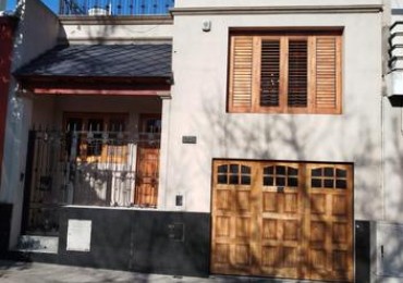EN VENTA- CASA APTA CREDITO SOBRE CALLE URQUIZA