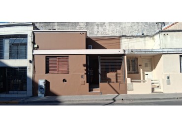 EN VENTA- CASA CENTRICA SOBRE CALLE CARBO